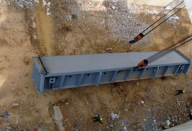 超大型溢流坝磨练闸门吊装