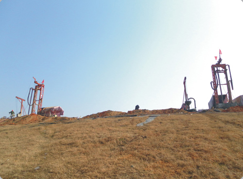 迎风飘扬的红旗（射水造墙机主要作业）