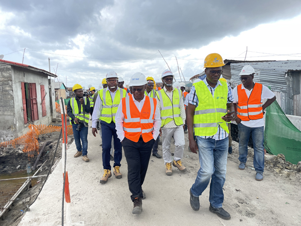 贝宁总统代表团一行莅临集团公司承建的 贝宁科托努Qb市政项目视察事情