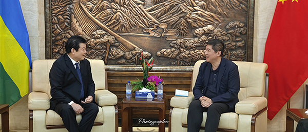 集团公司董事长王元旦一行赴卢旺达新春慰问