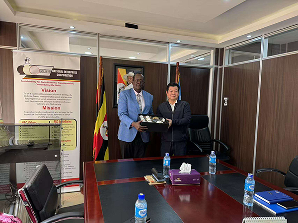 集团公司董事长王元旦一行赴乌干达新春慰问